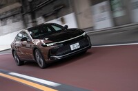 基本車台は現行の「カムリ」で導入され「RAV4」や「ハリアー」などでも使う「GA-K」。エンジンを横置きで積むFFベースのプラットフォームだ(「クラウン」は全車4WD)。