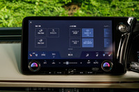 センタースクリーンは迫力の14インチ。ドライブモードの「リアコンフォートモード」はレクサス車としては初採用だ。