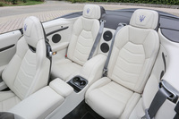 シートには4座すべてにポルトローナ・フラウの本革を採用。全車にharman/kardonのサウンドシステムが搭載されるなど、装備は充実している。