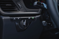 キーシリンダーのようなスタート/ストップスイッチは従来モデルから継承。992.2型では「カレラ」「タルガ」シリーズは普通のプッシュボタン式に変わっている。