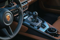 トランスミッションは6段MTのみ。そのギア比は、ハードコアモデル「911 GT3」よりもクロスレシオとなっている。