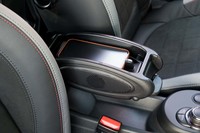 センターアームレストの内部にはスマートフォンの無接点充電器が用意されている。サイドにスピーカーのような穴が開いているので、ふたを閉めても着信音が聞こえるようになっている。