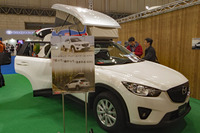 ポップアップルーフは手動で上げ下げする。