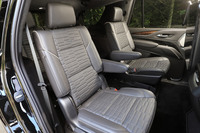 2列目シートはセパレート式で、ベンチシートの設定はない。シートヒーターやスライド調整機構、荷室側から操作可能な電動リリース機能(格納されていたシートを起こす機能)が装備される。