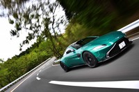 足まわりは、フロントがダブルウイッシュボーン式でリアがマルチリンク式。ステアリングスイッチでサスペンションの特性を変更できる。