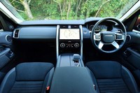 大型センタースクリーンが目を引くダッシュボードは全体的にすっきりとしたデザインに。タッチスイッチを備えたステアリングホイールも新しい。