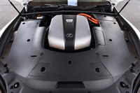 3.5リッターV6エンジンにモーターを組み合わせたハイブリッドユニット。エンジンルームはパネルで覆われており、補器類はほとんど目に触れることがない。