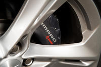 「SS」のブレーキは前後ともにブレンボ製。前がφ345mmのブレーキローターと4ピストンキャリパー、後ろが338mmのブレーキローターと4ピストンキャリパーの組み合わせだ。