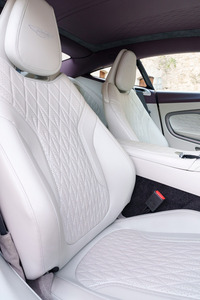 シートにはヒーターや12wayの電動調整機構を標準で採用。新しいデザインのキルティングパターンも注目のポイントとなっている。