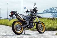 オフロードモデル「KLX230」をベースに、オンロードでスポーティーに走れる足まわりをセットした「KLX230SM」。2022年10月に発売された。