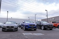 展示されている車両は、どれも新車とみまがうばかりのコンディションだが、一度登録されたジャガーの認定中古車である。