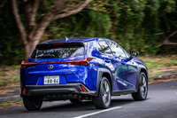 サスペンションはフロントがマクファーソンストラット式、リアがダブルウイッシュボーン式を踏襲。改良型「UX200“Fスポーツ”」のハンドリングからは、繊細さと切れ味の鋭さを兼ね備えた“レクサス風味”の進化が感じられた。