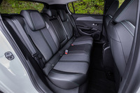 前席と同じテップレザーとファブリックの表皮が採用される後席。背もたれには60:40の分割可倒機構と、スキーホールが備わっている。