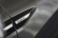 フロントフェンダーに小さな「Hybrid」のバッジが貼られるほかは、純ガソリンモデルとの見た目の差はほとんどない(車体左側に充電ポートがある)。