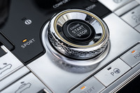 ローレット加工が施されたドライブモード切り替え用ダイヤルの中に、エンジンの始動スイッチが配置されている。