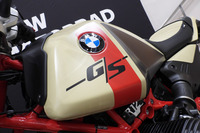 「R12 G/S」のフューエルタンクに描かれた“G/S”のロゴ。BMWいわく、このスラッシュのありとなしには、ちゃんと意味が込められているという。