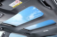 パノラマムーンルーフ。このほか、太陽光充電が可能になる「ソーラー充電システム」もオプション設定されている。