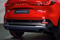 テールゲート下部にある、ボディーやバンパーとの段差。従来型の「CX-5」にも段差はあったのだが、そちらでは強い一体感や塊感を覚えさせる上部に目が誘導され、新型のようには目につかなかった。