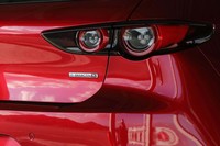 「eスカイアクティブX」を搭載する「マツダ3ファストバック」のリアまわり。“e”のロゴが付いた新しいエンブレムが添えられる。