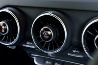 風量や温度、風向の調節スイッチと一体になった、エアコン吹き出し口。中央の液晶部分に設定内容が表示される。