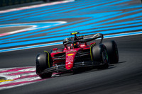 フェラーリはサインツJr.(写真)が19番グリッドから5位フィニッシュとなるも、ルクレールはトップ周回中に痛恨のスピン、クラッシュしてリタイア。ルクレールにとってリード中にリタイアしたのは、スペイン、アゼルバイジャンに次いで3度目となる。サインツJr.はライバルより1回多い2ストップを行い、結果的に3位から5位に後退したことになるが、「チームはいい仕事をした」とフェラーリの判断を支持していた。(Photo=Ferrari)