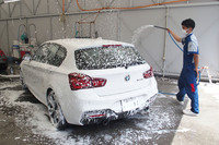 ムース(泡)をかけて、ボディーを洗浄。このクリーミーなムースは洗浄力を狙ったシャンプーではなく、クッションとすべり剤の役割を果たすもの。汚れや砂ぼこりなどの摩擦から、ボディーを守る効果もあるという。