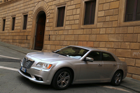 「クライスラー300」をベースにした、2代目「ランチア・テーマ」。2014年をもって本国のカタログから消えている。