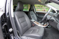 編集部サクライいわく、「ボルボはシートの縁が弱点で、雑に扱うと擦り傷ができたり、破れちゃったりするんですよ。年式が若いこともあるんでしょうけど、このクルマは丁寧に扱われてたんですねぇ」とのこと。