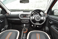 室内にも差し色としてオレンジが用いられている。レザーステアリングや前席シートヒーターが標準で備わる。