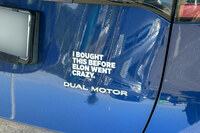 テールゲートには、このような言い訳ともとれるステッカーが。