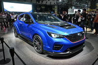 2025年のジャパンモビリティショーに出展された「Performance-B STIコンセプト」。若いユーザーが気軽に楽しめることを想定したコンセプトモデルで、スバル伝統の水平対向ターボエンジン+6MT+シンメトリカルAWDの組み合わせを踏襲。ショーではメインステージの展示を差し置いて、ファンからカメラやスマホを向けられまくっていた。