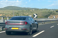 「ポールスター2」。アウトストラーダA1号線「太陽の道」で。