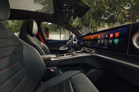 インテリアには最新の「MBUXハイパースクリーン」を採用(オプション)。運転席正面のメーター用と中央、そして助手席前方までのスクリーンを1枚でカバーするのが新しい。