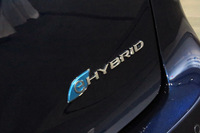 テールゲートに装着された「e HYBRID」のバッジ。