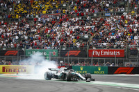 タイトル獲得間近となったメキシコで、ハミルトン(写真)はレッドブルという伏兵と、自らのタイヤマネジメントという課題と格闘することに。予選では3位、レースではスタートで2位まで上がるもトップ争いに食い込むことはできず、タイヤに足を引っ張られて4位まで後退。最後はしっかりとポジションを守りゴールすることだけに専念してチェッカードフラッグを受けた。苦しいレース展開となったが、それでもタイトル獲得には十分なポイントを追加。これで2年連続、5回目のチャンピオンとなり、ファン・マヌエル・ファンジオ(タイトル5回)、ミハエル・シューマッハー(同7回)に次ぐ5冠達成となった。「タイトルはここで決めたわけではなく、多くのレースでのハードワークにより勝ち取ったもの。ファンジオは(1954、1955年に)メルセデスでチャンピオンになっていることを考えると、信じられない喜びだね」とレース後に語った。(Photo=Mercedes)