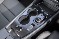 ブリッジ式のセンターコンソールにもウッド調パネルがぜいたくに使われる。六角形のシフトセレクターは「ノート」などと同じタイプ。