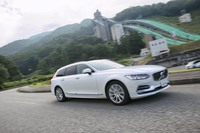 1998年の長野冬季オリンピックでジャンプ競技のステージとなった、「白馬ジャンプ競技場」の前で。今回は、高速道路を中心に約670kmを試乗。燃費は満タン法で16.1km/リッター、車載の燃費計で15.3km/リッターを記録した。燃料タンクの容量(55リッター)からは、一給油で800km以上走れる計算になる。