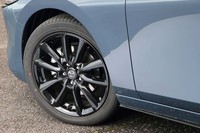 ブラックメタリック塗装のアルミホイールは「スカイアクティブX 2.0」搭載車の専用装備。テスト車は「トーヨー・プロクセスR51A」を履いていた。