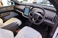 インテリアの造形は極めてシンプル。メーターパネルはドライバー前方には存在せず、運転にかかわるインフォメーションはセンターモニターに表示される。