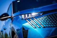 デイタイムランニングランプは、これまでのような左右に1本ずつの“牙”から、3本ずつの“爪痕”がモチーフとなるデザインに変更された。ヘッドランプには、走行状況に応じて自動で照射をコントロールする薄型マトリクスLEDヘッドランプを採用している。