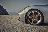 1993年のコンセプトカーに着想を得たという「ネオジム」カラーの20インチホイールを装着。