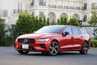 「ボルボV60」の2021年モデルでは、純粋な内燃機関搭載モデルがカタログ落ち。マイルドハイブリッド車とプラグインハイブリッド車のみのラインナップとなっている。