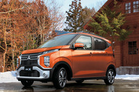 リアがヒンジドアとなる「eKクロス」なら、納車は早い。そもそもこちらも「SUVテイストの軽」としてデビューしている。