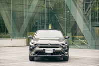 バンパー下部にあしらわれたクローム調パーツのカラーリングおよび素材の選定もカラーマテリアルデザイナーの担当領域だ。