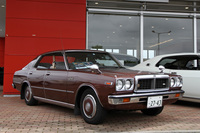 1978年「ローレル 4ドアハードトップ 2800SGL」。3代目(C230)から設定されたクラス初となる4ドアハードトップ。2代目の途中から2.6リッターの、3代目には2.8リッターの3ナンバー車が加えられたが、当時の自動車税は8万1500円と2リッター車(3万9500円)の2倍以上だった。