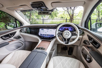 「EQS450 4MATIC SUV」のインテリア。3枚の高精細パネル(12.3インチのコックピットディスプレイ、17.7インチの有機ELメディアディスプレイ、12.3インチの助手席側有機ELフロントディスプレイ)で構成される「MBUXハイパースクリーン」は、121万円のオプション「デジタルインテリアパッケージ」に含まれるアイテムとなる。