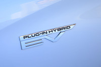 バッテリーの大容量化とモーターの高出力化により、電動車としての性能を大幅に高めた新型「アウトランダー」のPHEVモデル。EV走行可能距離は最大83km(「G/P」グレード)、EV走行時の最高速は130km/hとなっている。