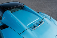 「チェロ」のトノカバーには大きなトライデントロゴがあしらわれており、カラーリングも選べる。……のだが、この試乗車はボディーカラーとよく似た水色をチョイスしているため、目を凝らさないと分からない。