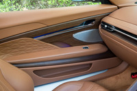 この試乗車のインテリアはサドルタンのセミアニリンレザーとウッドパネル、そしてサテンクロームでコーディネート。ドアの内張りにはそれらが豪勢に使われている。