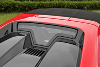 リアウィンドウは、はめ殺し(非開閉式)となる。